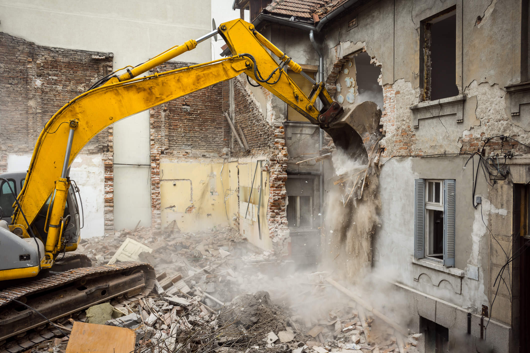 Jakie należy zachować standardy bezpieczeństwa podczas wyburzania budynków?