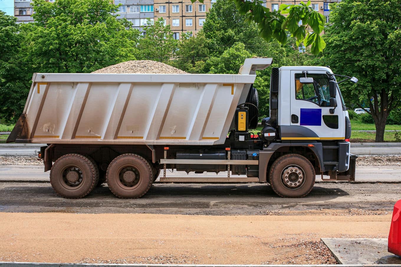 ciężarówka z kruszywem na placu budowy