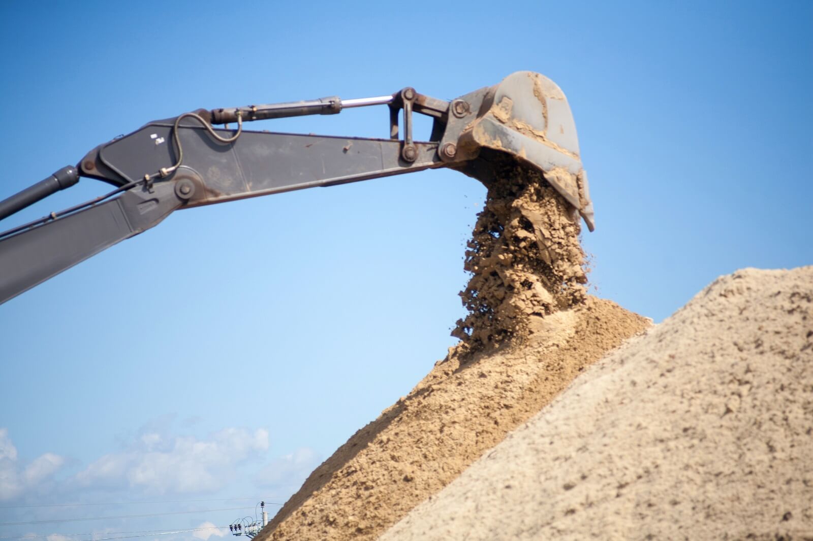 Jak wydobywa się piach na budowę?